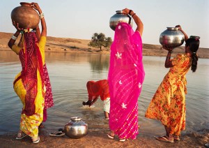 2261-8 - Women gathering water at pond, Rod Wa Khurd, Rajasthan, India