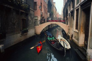 1302-4 - Gondolas & kayak, Venice, Italy